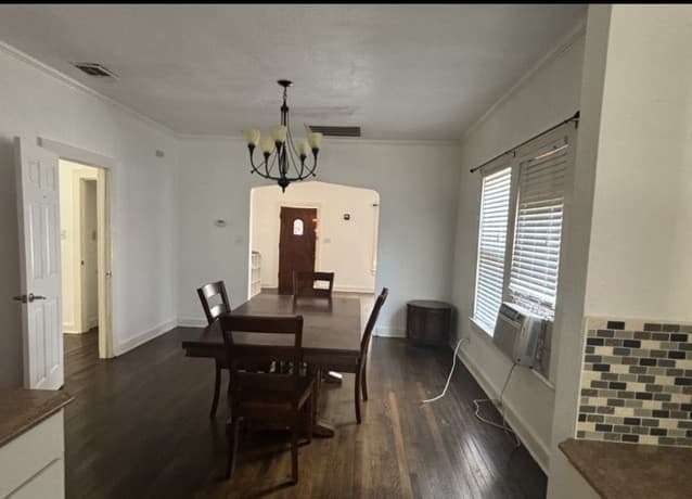 2-bedroom rental at 1541 W Mulberry in San Antonio, TX — photo 3