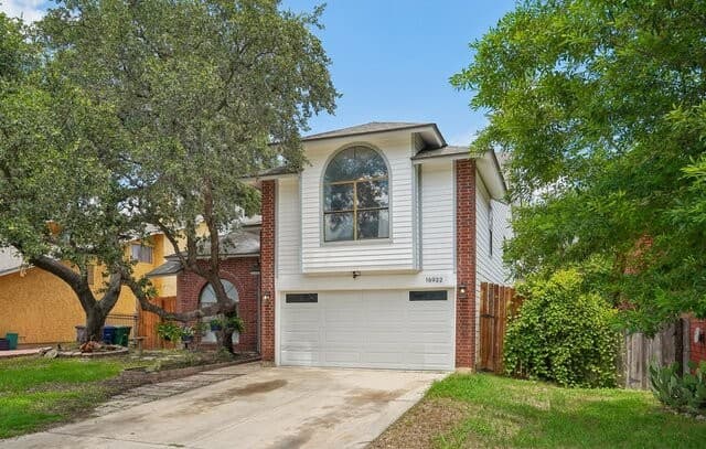 Home for sale at 16922 Vista Briar Dr in San Antonio, TX — photo 1
