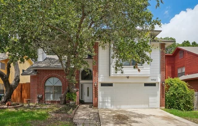 Home for sale at 16922 Vista Briar Dr in San Antonio, TX — photo 3