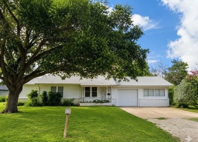 Home for sale at 1106 Palm in Jourdanton, TX — photo 1
