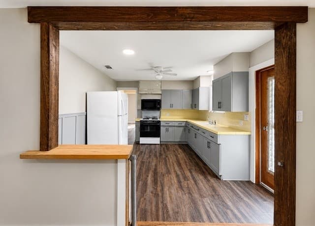 Home for sale at 1106 Palm in Jourdanton, TX — photo 2