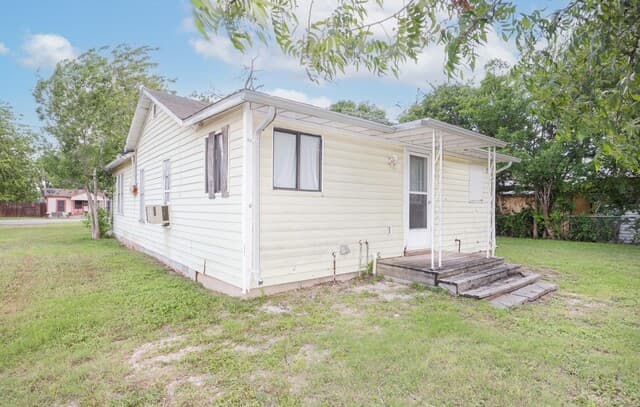 2-bedroom home for sale at 1902 17th St in Hondo TX