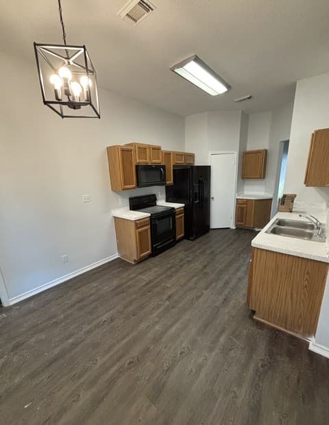 3-bedroom rental at 8206 Coppergate in Converse, TX — photo 4