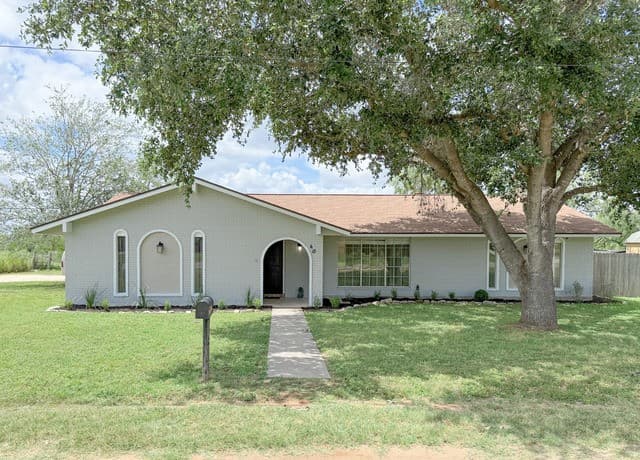 4-bedroom home for sale at 401 Bluebonnet Ave in Devine TX
