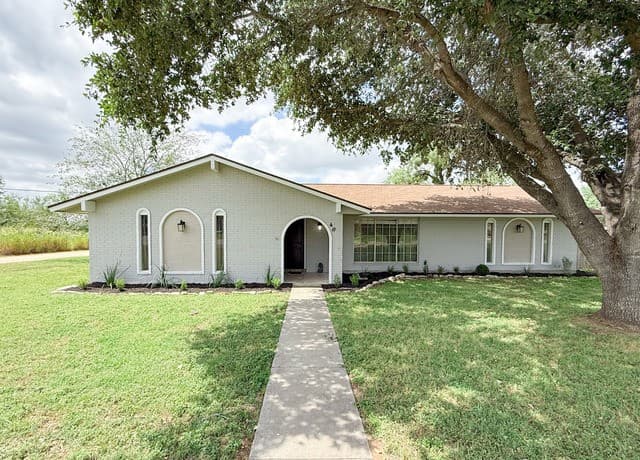 Home for sale at 401 Bluebonnet Ave in Devine, TX — photo 2