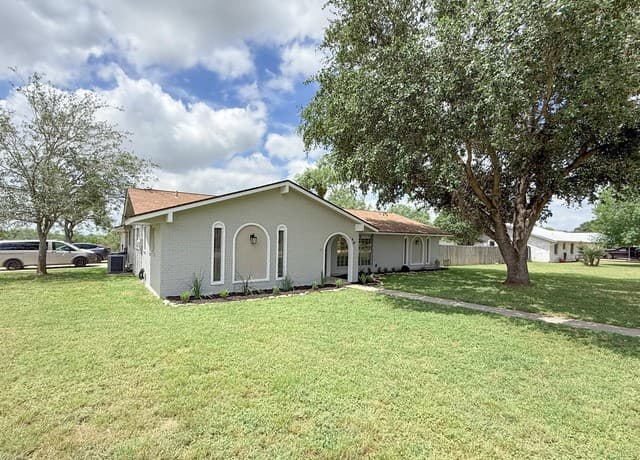 Home for sale at 401 Bluebonnet Ave in Devine, TX — photo 3
