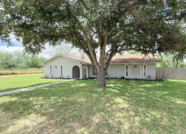 Home for sale at 401 Bluebonnet Ave in Devine, TX — photo 4