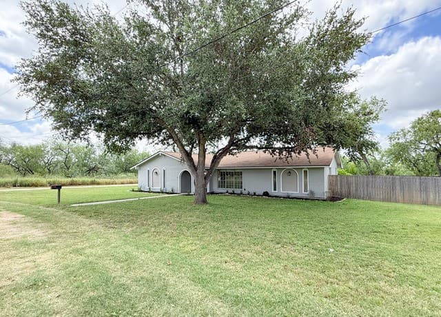 Home for sale at 401 Bluebonnet Ave in Devine, TX — photo 5