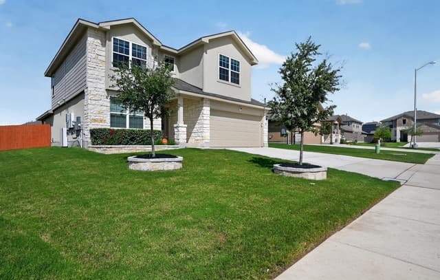 5-bedroom rental at 611 Overlook Rdg in Cibolo, TX — photo 2