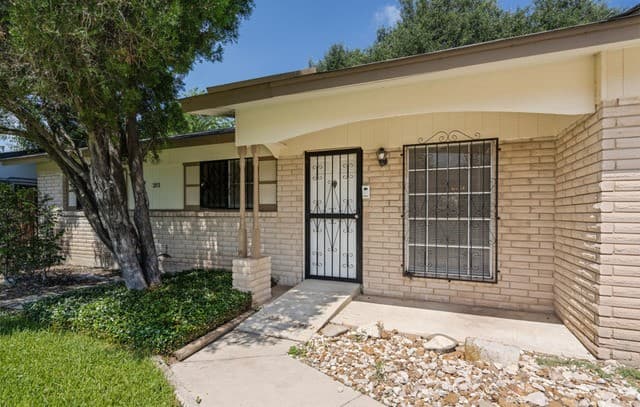 Home for sale at 203 Eastover in San Antonio, TX — photo 3