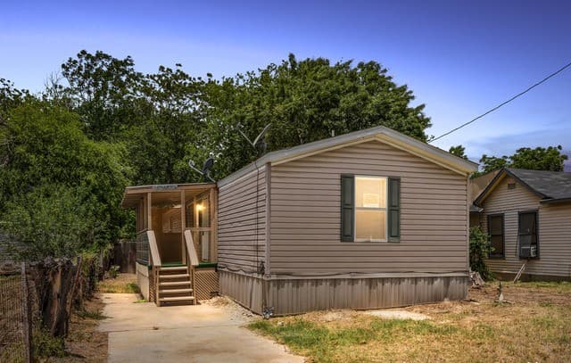 Home for sale at 311 N Reed St in Pleasanton, TX — photo 1