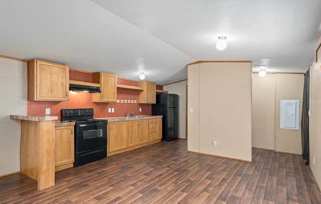 Home for sale at 311 N Reed St in Pleasanton, TX — photo 2