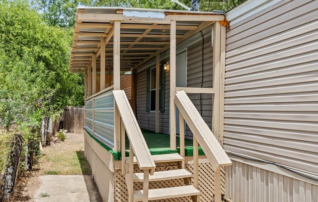 Home for sale at 311 N Reed St in Pleasanton, TX — photo 3