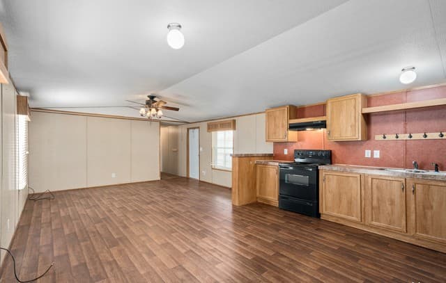 Home for sale at 311 N Reed St in Pleasanton, TX — photo 5