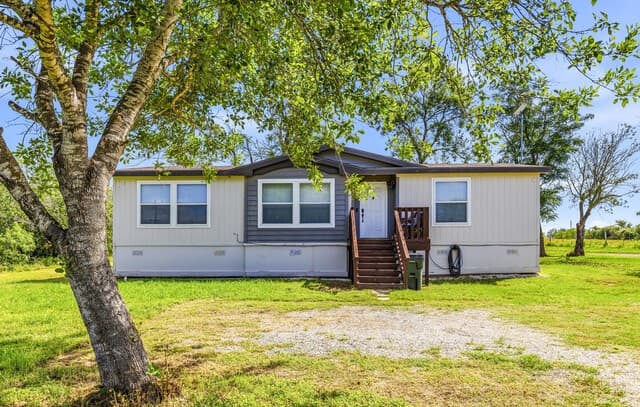 Home for sale at 3876 County Road 427 in Stockdale, TX — photo 2