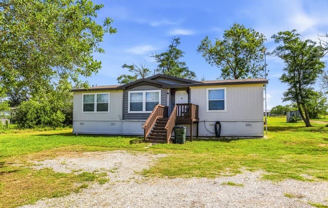 Home for sale at 3876 County Road 427 in Stockdale, TX — photo 3