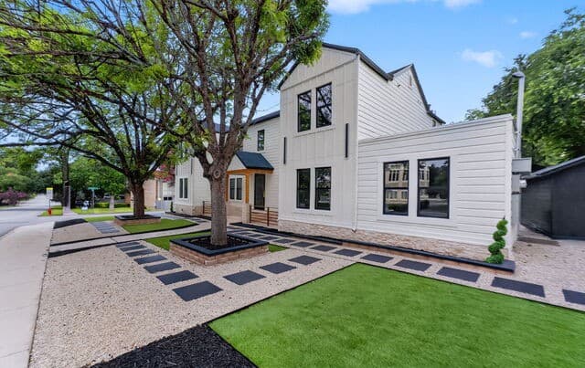 2-bedroom rental at 1301 Townsend Ave Unit 3 in Alamo Heights, TX — photo 2
