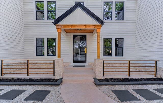 2-bedroom rental at 1301 Townsend Ave Unit 3 in Alamo Heights, TX — photo 5