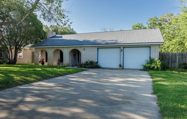 4-bedroom home for sale at 1107 E San Antonio St in Pearsall TX