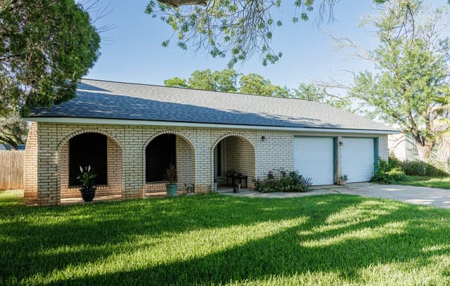 Home for sale at 1107 E San Antonio St in Pearsall, TX — photo 2