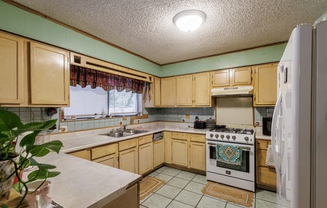 Home for sale at 1107 E San Antonio St in Pearsall, TX — photo 5