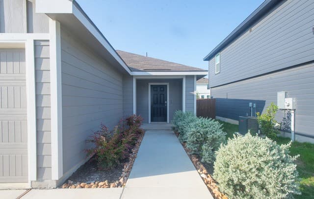 3-bedroom rental at 12533 Spoor Vly in Converse, TX — photo 2