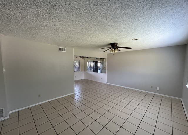 3-bedroom rental at 117 E Silver Sands Dr in San Antonio, TX — photo 2