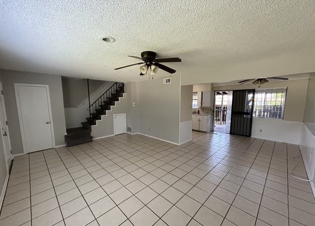 3-bedroom rental at 117 E Silver Sands Dr in San Antonio, TX — photo 3