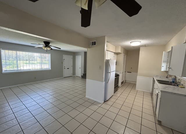 3-bedroom rental at 117 E Silver Sands Dr in San Antonio, TX — photo 4