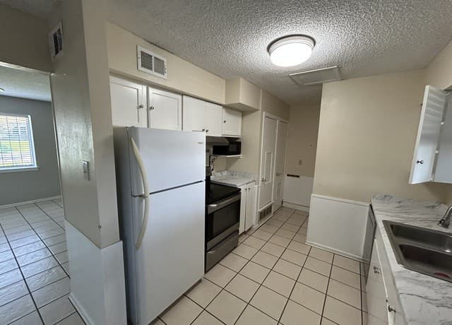 3-bedroom rental at 117 E Silver Sands Dr in San Antonio, TX — photo 5