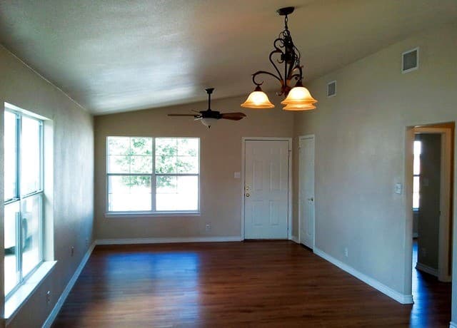 Home for sale at 526 Pharis St in San Antonio, TX — photo 4