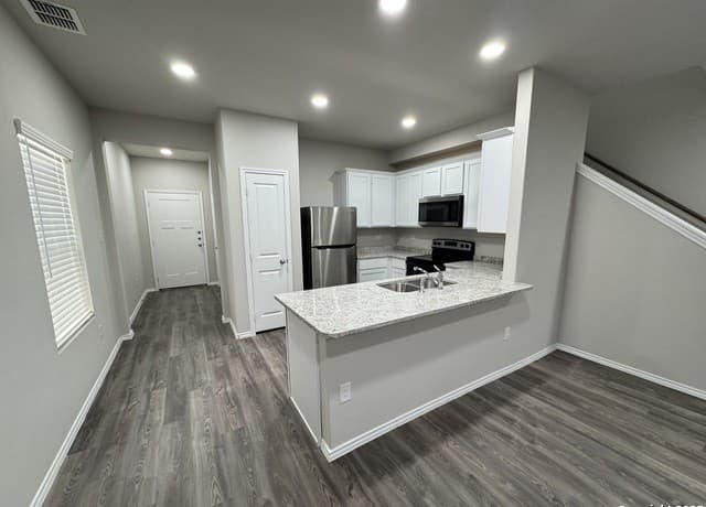 3-bedroom rental at 5330 Lisa Point Unit 102 in Converse, TX — photo 4