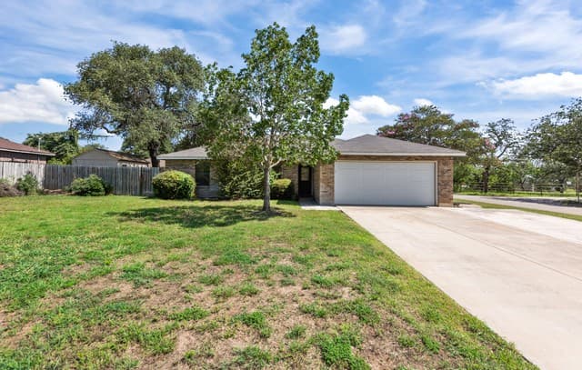 Home for sale at 302 Bain Dr in Devine, TX — photo 1