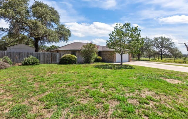 Home for sale at 302 Bain Dr in Devine, TX — photo 2