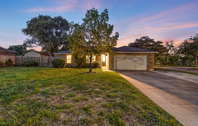Home for sale at 302 Bain Dr in Devine, TX — photo 3