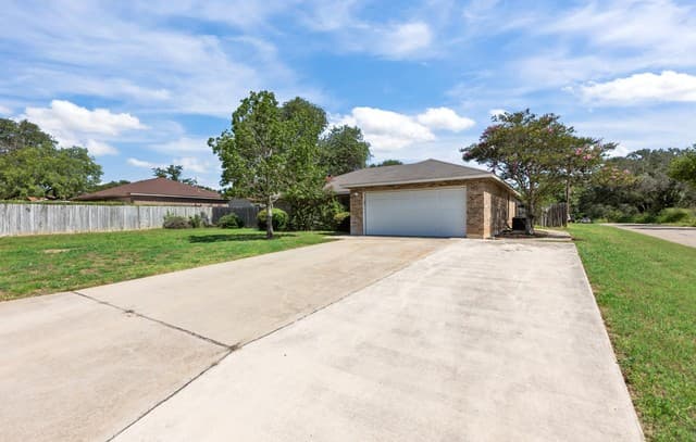 Home for sale at 302 Bain Dr in Devine, TX — photo 4
