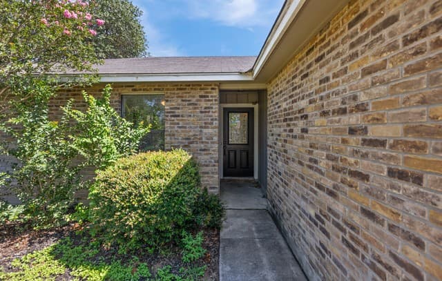 Home for sale at 302 Bain Dr in Devine, TX — photo 5
