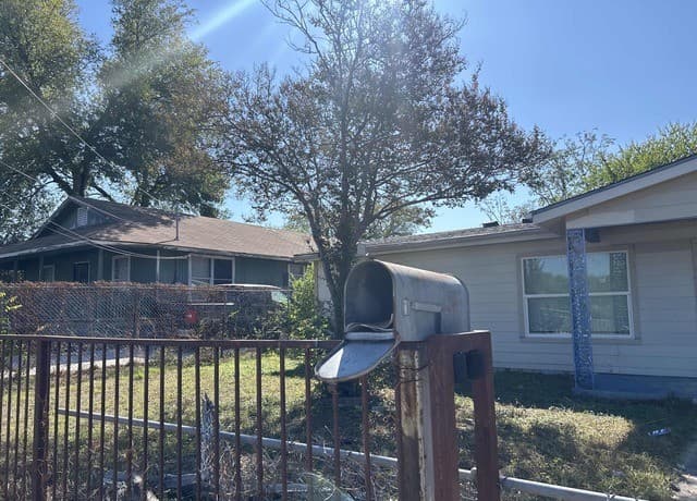 Home for sale at 2618 Lombrano St in San Antonio, TX — photo 2
