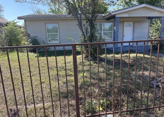 Home for sale at 2618 Lombrano St in San Antonio, TX — photo 3