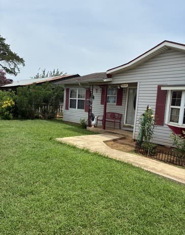 Home for sale at 323 E White St in Dilley, TX — photo 5