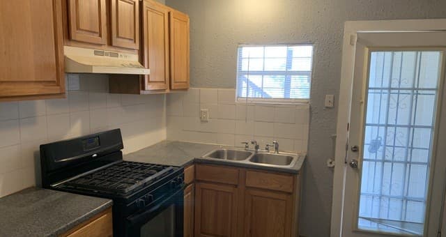 2-bedroom rental at 1524 W Woodlawn Ave Unit 1 in San Antonio, TX — photo 3
