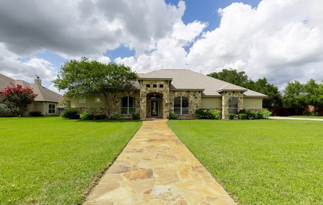 Home for sale at 1640 Camden Ln in Pleasanton, TX — photo 1