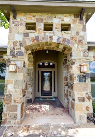 Home for sale at 1640 Camden Ln in Pleasanton, TX — photo 2