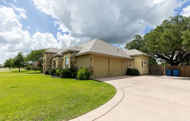 Home for sale at 1640 Camden Ln in Pleasanton, TX — photo 3