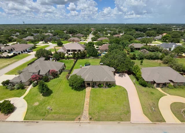 Home for sale at 1640 Camden Ln in Pleasanton, TX — photo 4