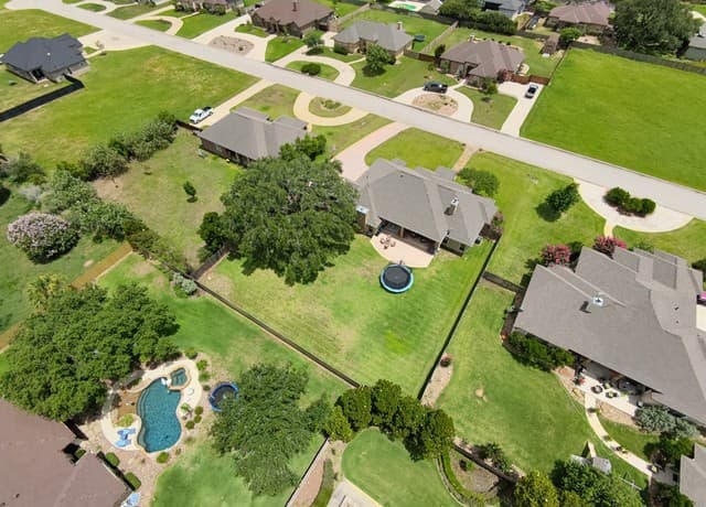 Home for sale at 1640 Camden Ln in Pleasanton, TX — photo 5