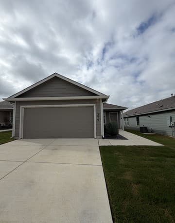 3-bedroom rental at 329 Kolton Plz in Marion, TX — photo 2