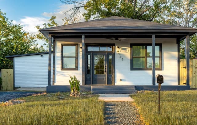 Home for sale at 535 Austin St in Pleasanton, TX — photo 1