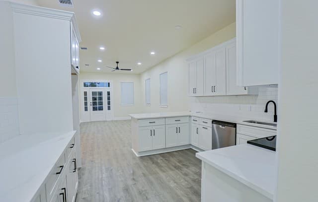 Home for sale at 535 Austin St in Pleasanton, TX — photo 5