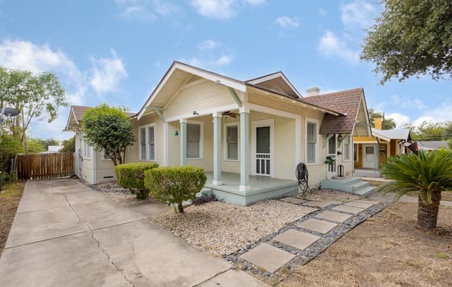 3-bedroom rental at 624 W Agarita Ave in San Antonio, TX — photo 2